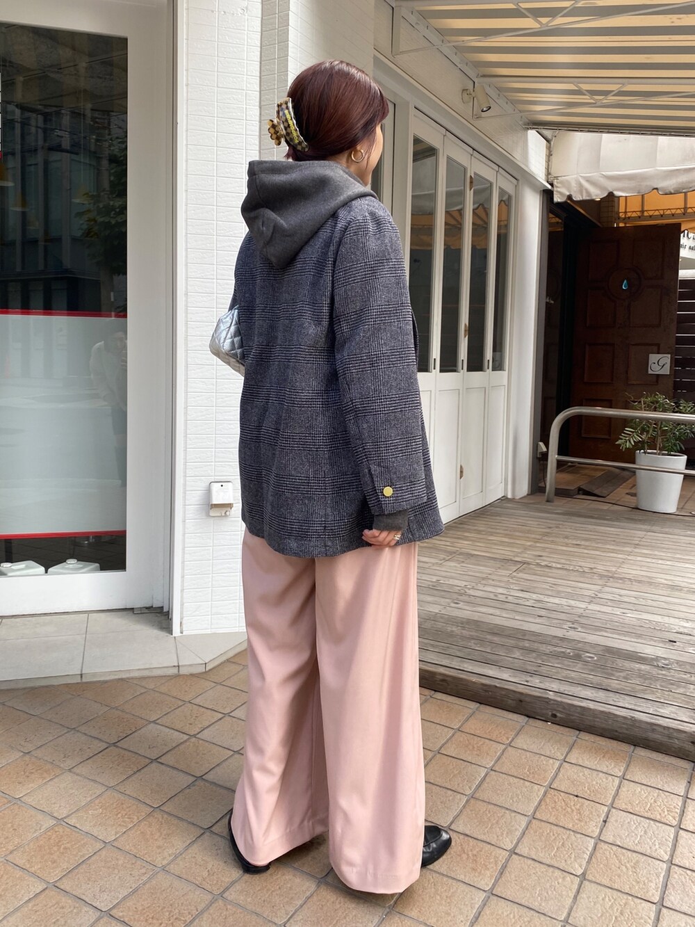 ブラウン系のテーラードジャケット、ブラック系のスラックス、グレー系のニット/セーターを着用したレディースの冬コーディネートの8枚目の写真