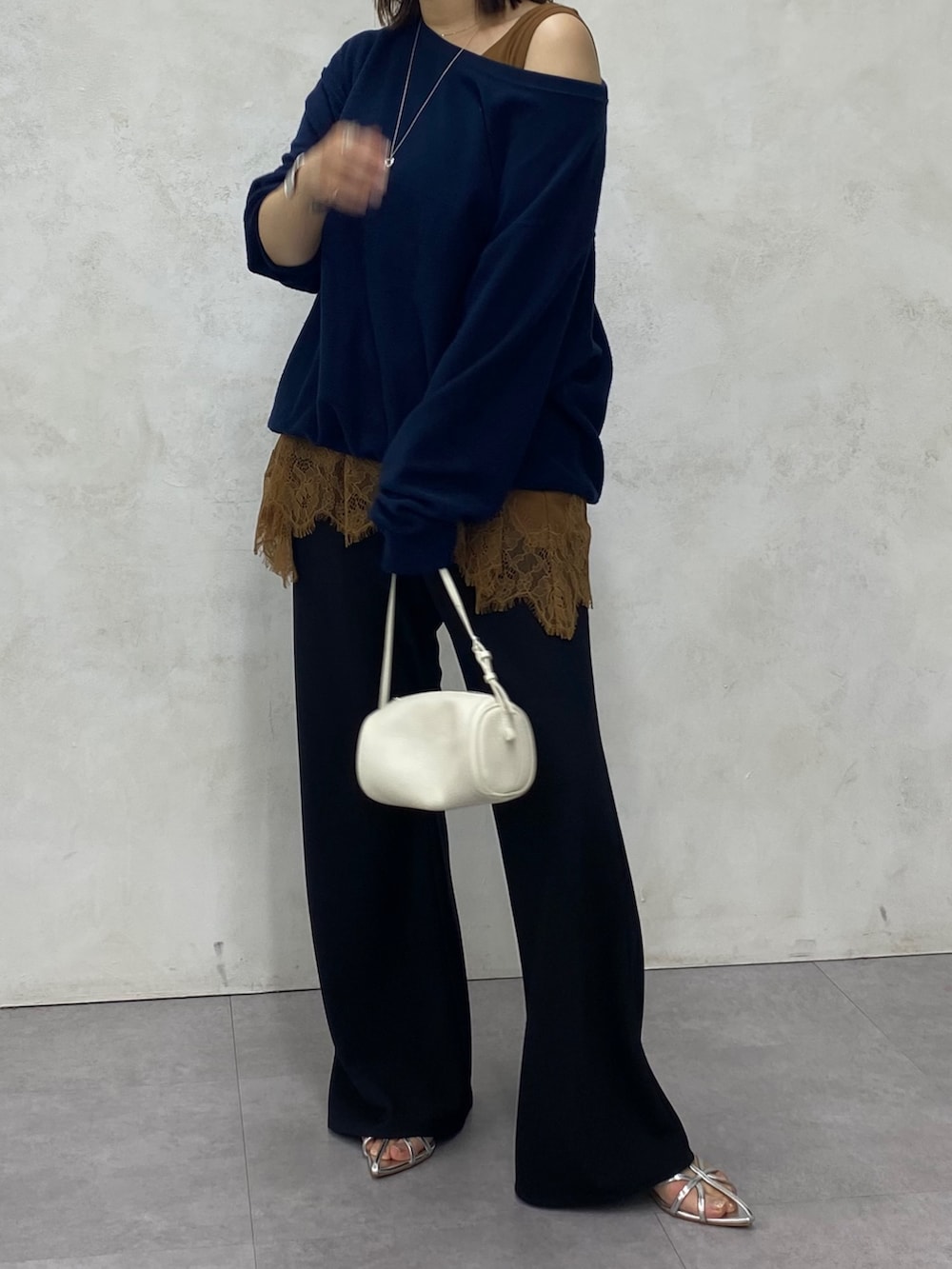 ブルー系のTシャツ/カットソー、ブラウン系のTシャツ/カットソー、ブラック系のその他パンツを着用したレディースの春コーディネートの5枚目の写真