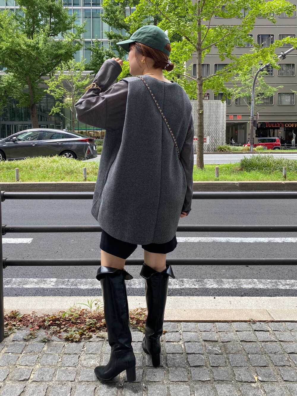 グレー系のベスト、グレー系のその他パンツ、ブラック系のショルダーバッグを着用したレディースの秋コーディネートの3枚目の写真