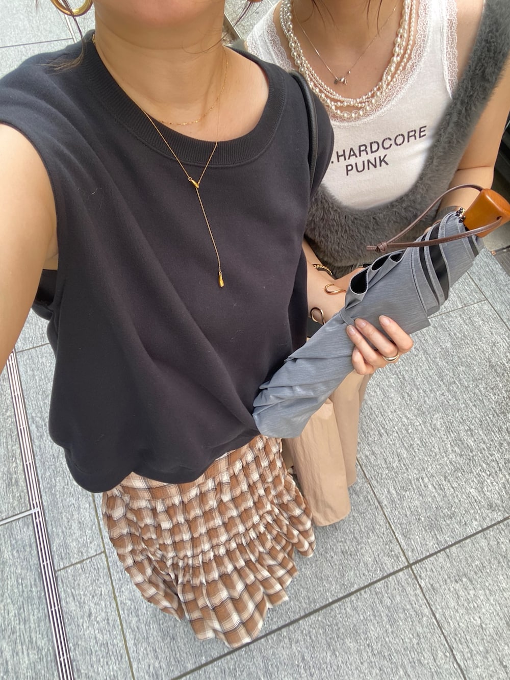 ブラック系のTシャツ/カットソー、ブラウン系のスカート、ブラック系のショルダーバッグを着用したレディースの夏コーディネートの3枚目の写真