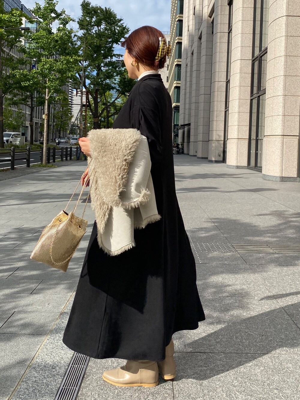 ホワイト系のTシャツ/カットソー、ブラック系のワンピース、ベージュ系のブーツを着用したレディースの冬コーディネートの4枚目の写真