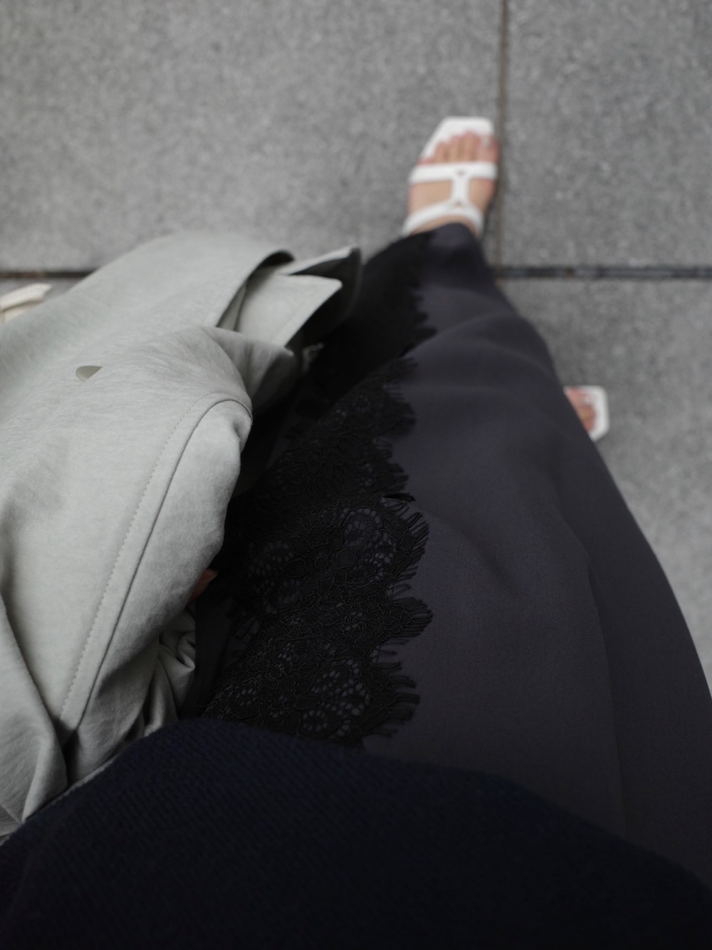 ブルー系のTシャツ/カットソー、グレー系のその他パンツ、グリーン系のその他アウターを着用したレディースの春コーディネートの2枚目の写真