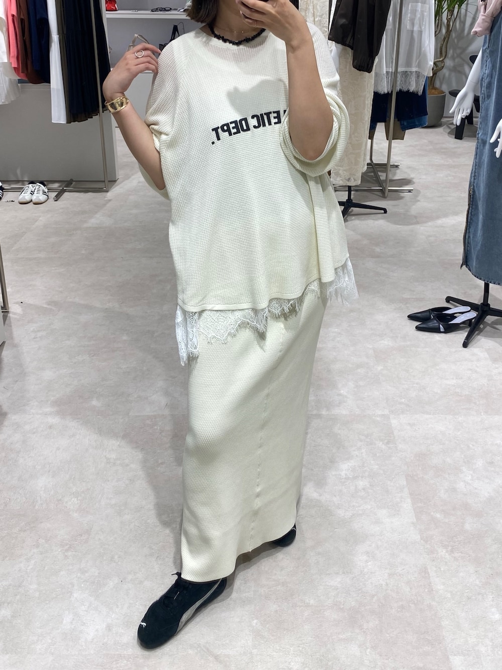 ホワイト系のニット/セーター、ホワイト系のTシャツ/カットソー、ホワイト系のスカートを着用したレディースの夏コーディネートの4枚目の写真