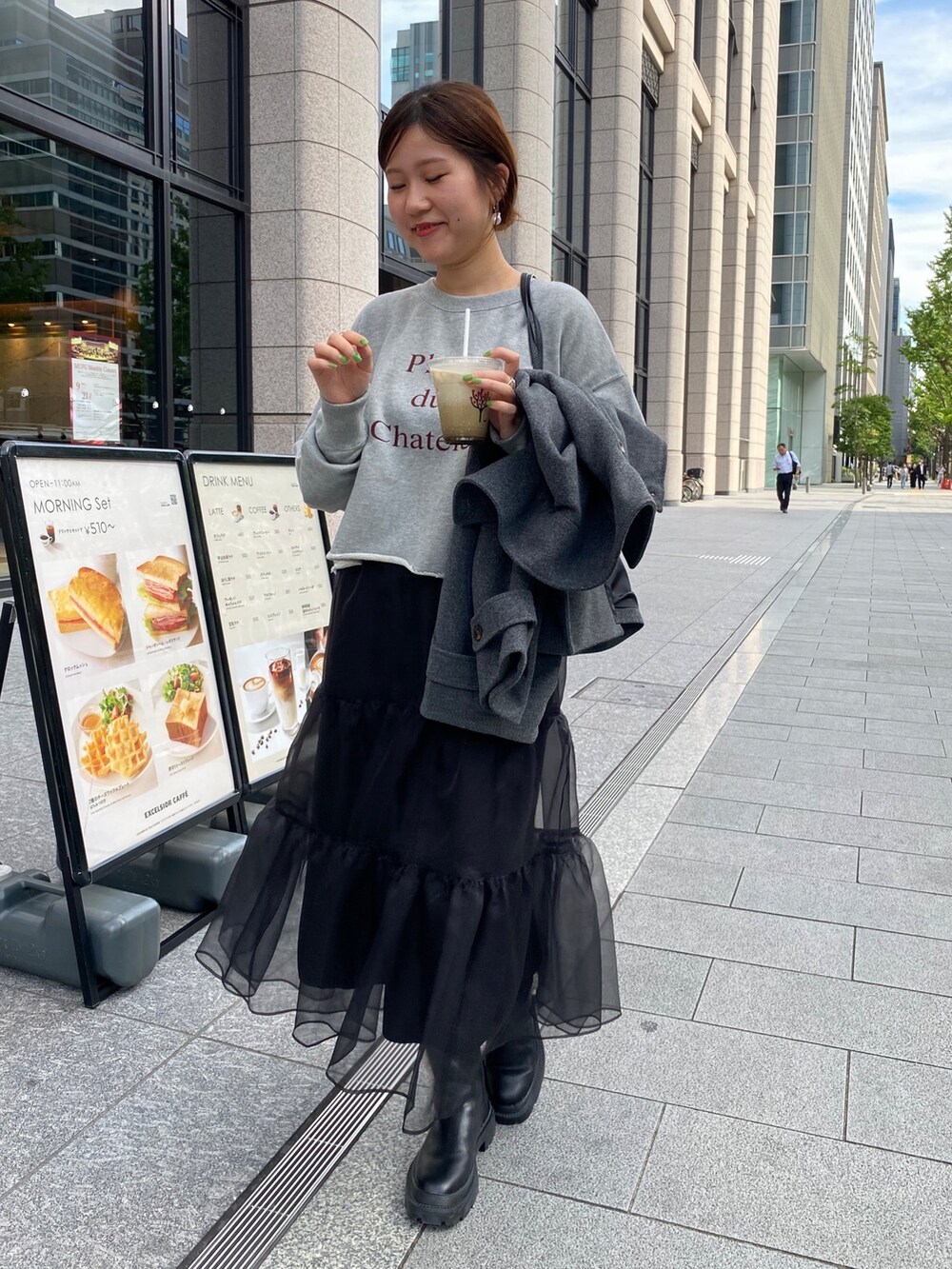 「きれいめカジュアル、ロングスカート、レザー、ショルダーバッグ、休日スタイル、お出かけコーデ、シンプルスタイル、オーガンジー、スウェット、ショート丈トップス、高身長女子、骨格ストレート、ブーツ、グレー、お団子ヘアー」｜「DouDouの前後2WAYフロッキーショート丈スウエット（Tシャツ/カットソー、グレー系）」を使った、sakuraさん（レディース・165cm）の冬コーディネートの3枚目の写真