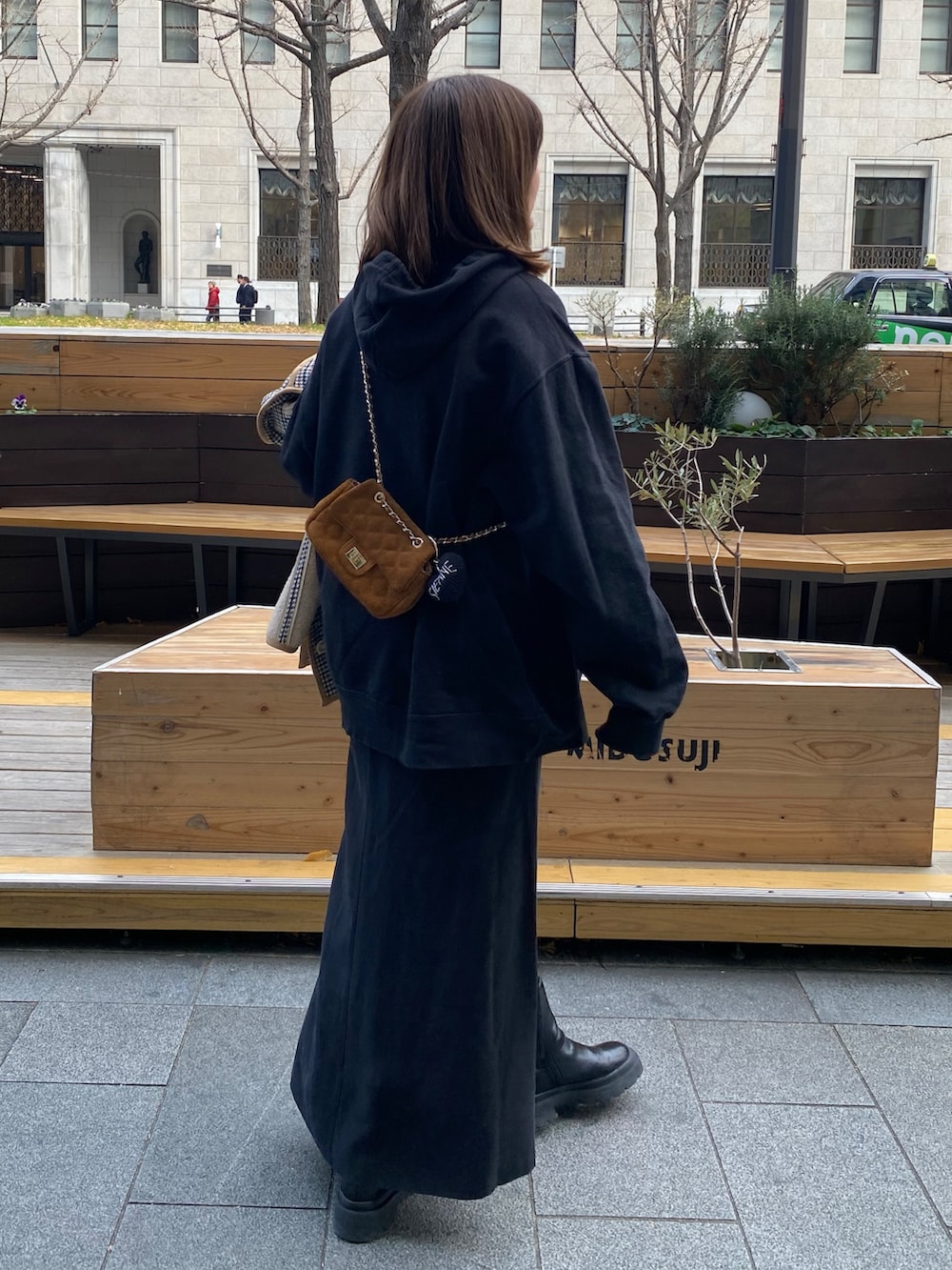 ベージュ系のその他アウター、ブラック系のスカートを着用したレディースの冬コーディネートの8枚目の写真