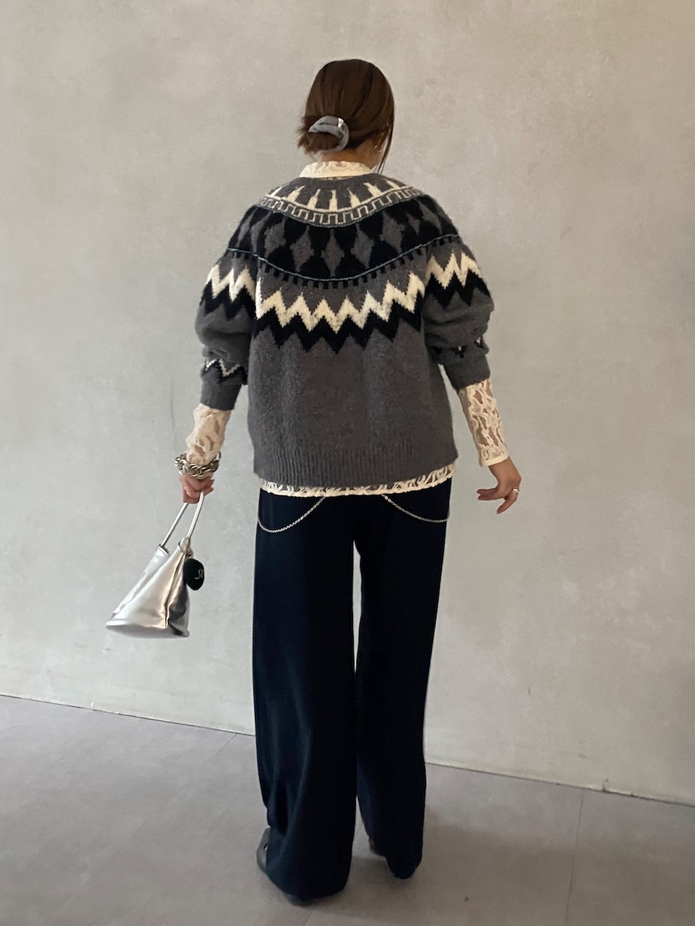 グレー系のカーディガン/ボレロ、ホワイト系のシャツ/ブラウス、ブルー系のスラックスを着用したレディースの冬コーディネートの7枚目の写真