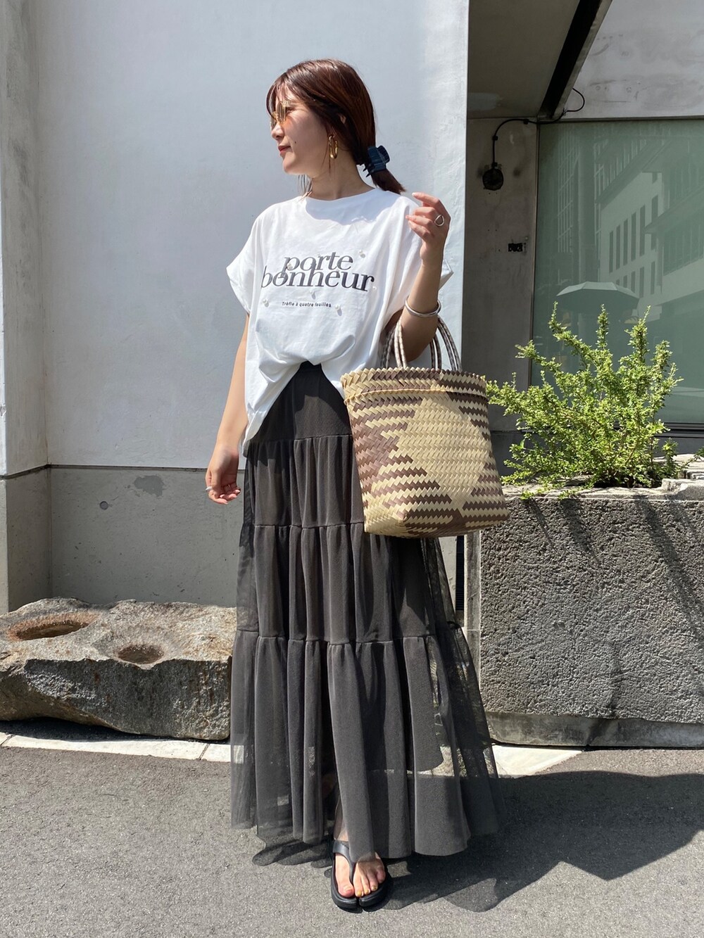 ホワイト系のTシャツ/カットソーを着用したレディースの夏コーディネートの2枚目の写真