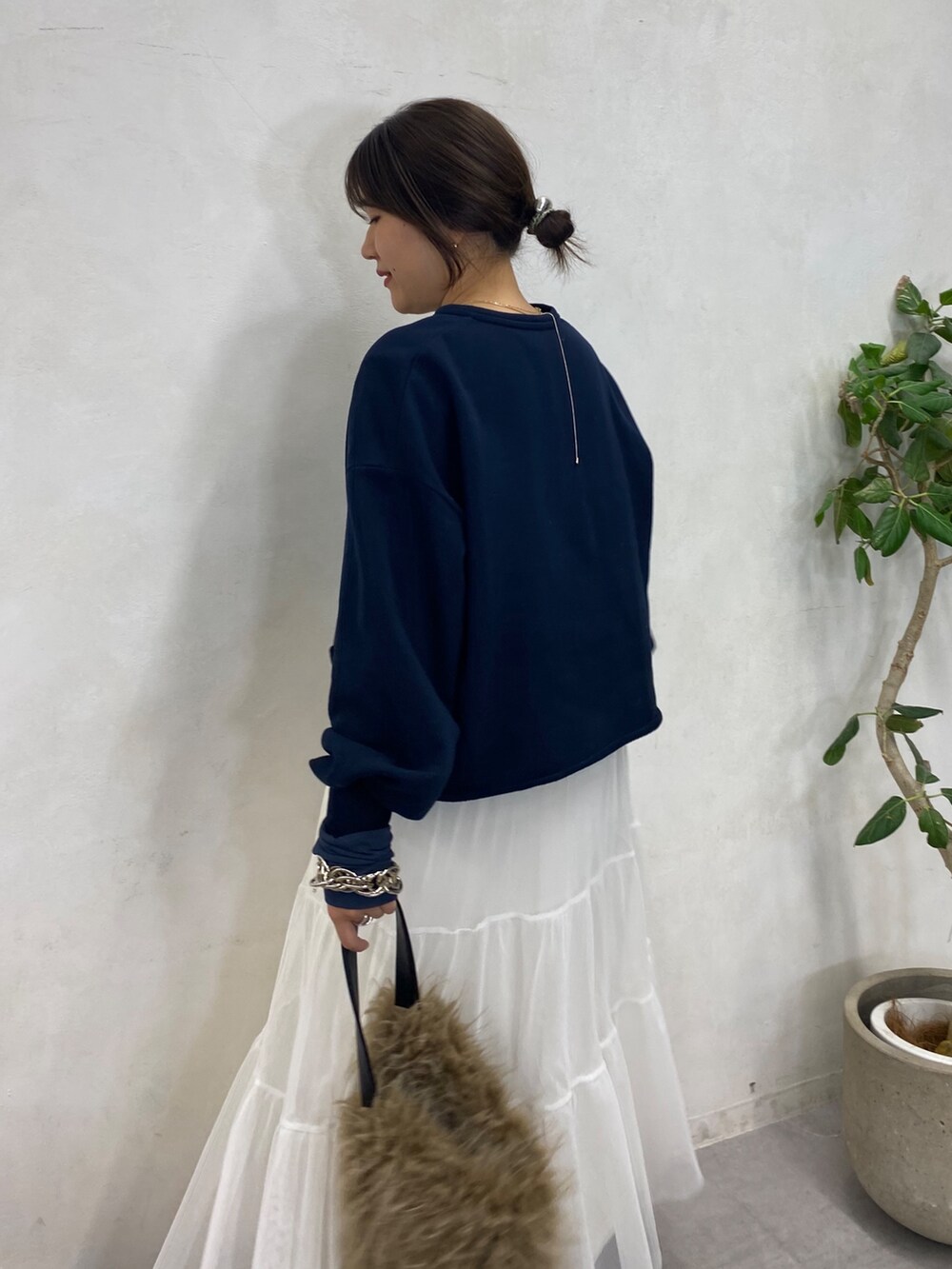 ブルー系のTシャツ/カットソー、ブルー系のTシャツ/カットソー、ホワイト系のスカートを着用したレディースの冬コーディネートの4枚目の写真