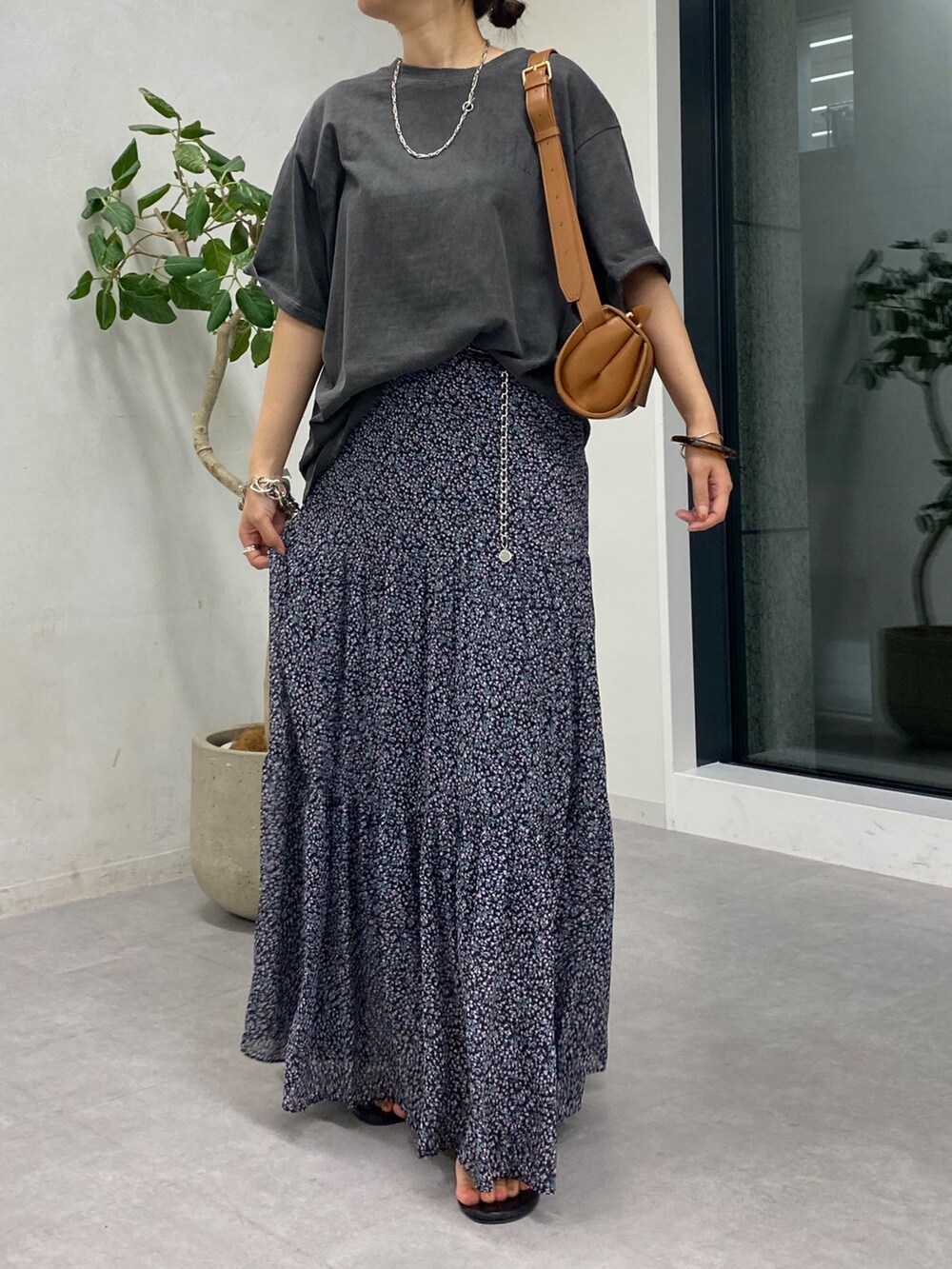 グレー系のTシャツ/カットソー、ピンク系のスカート、ブラウン系のショルダーバッグを着用したレディースの夏コーディネートの9枚目の写真