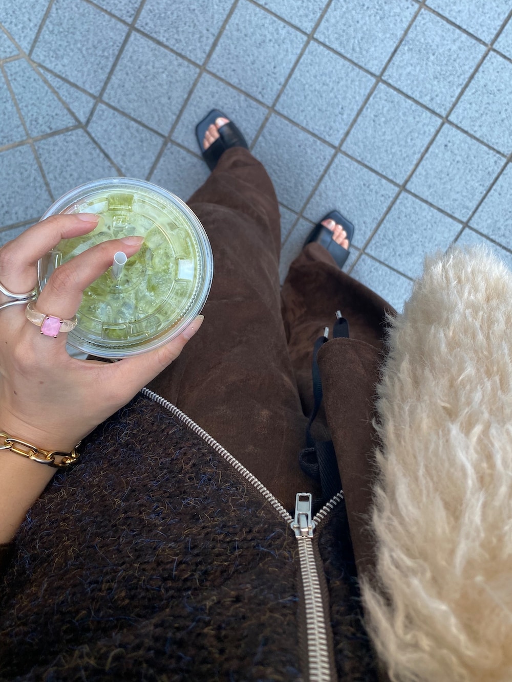 ブラウン系のシャツ/ブラウス、ブラック系のカーディガン/ボレロ、ブラウン系のその他パンツを着用したレディースの冬コーディネートの3枚目の写真