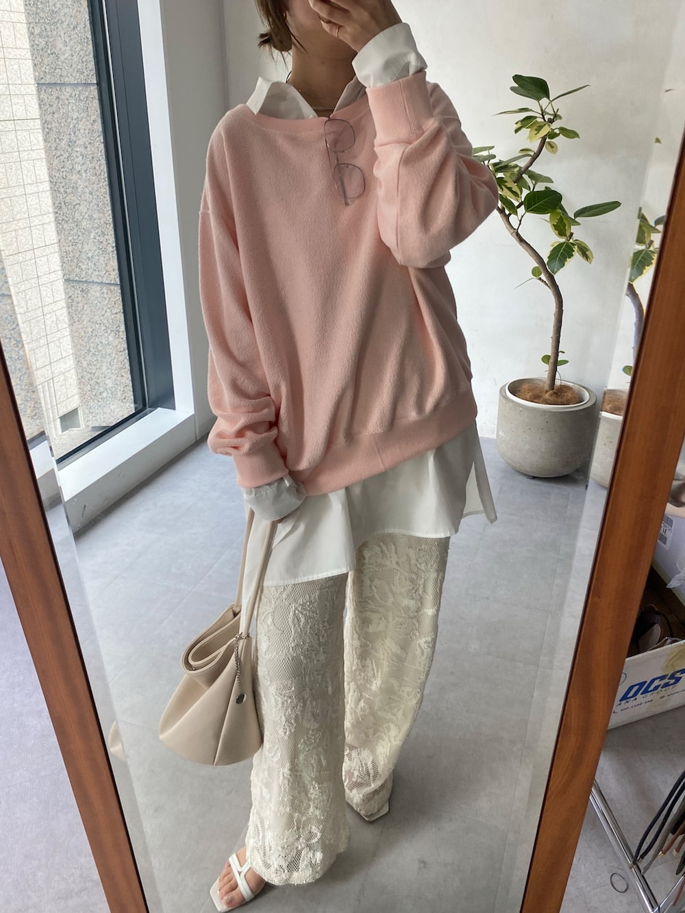 ピンク系のTシャツ/カットソー、ホワイト系のシャツ/ブラウス、ホワイト系のその他パンツを着用したレディースの春コーディネートの2枚目の写真