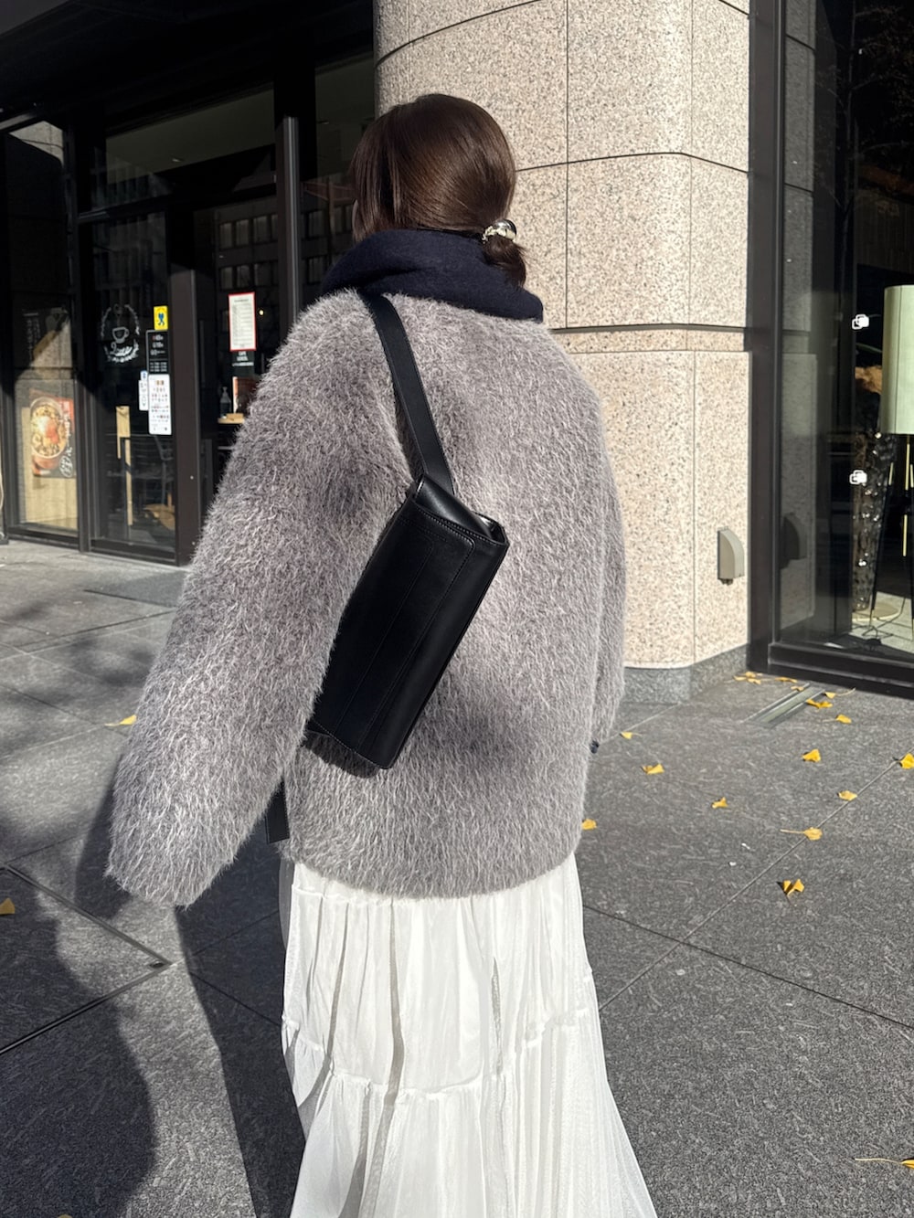 グレー系のその他アウター、グレー系のTシャツ/カットソー、ブルー系のTシャツ/カットソーを着用したレディースの冬コーディネートの7枚目の写真