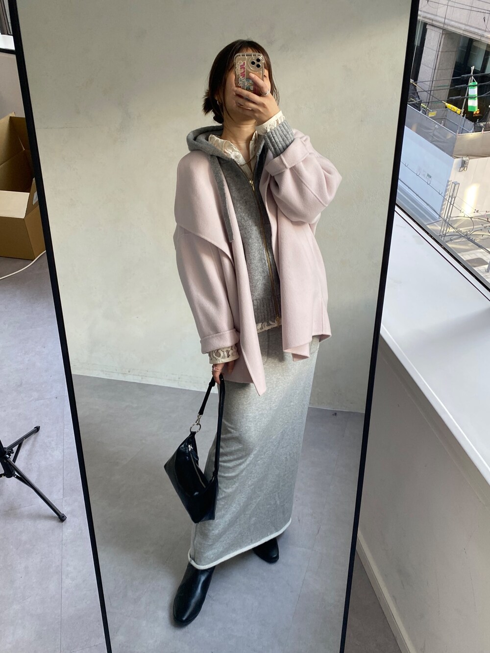 ピンク系のその他アウター、ホワイト系のシャツ/ブラウス、グレー系のカーディガン/ボレロを着用したレディースの冬コーディネートの6枚目の写真