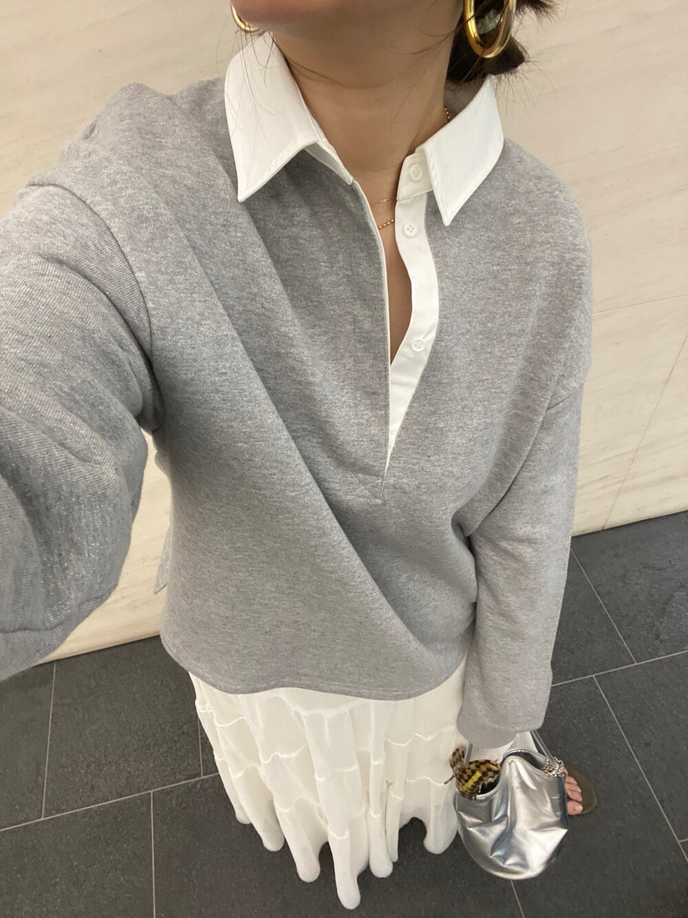 グレー系のTシャツ/カットソー、ホワイト系のスカート、シルバー系のショルダーバッグを着用したレディースの夏コーディネートの2枚目の写真