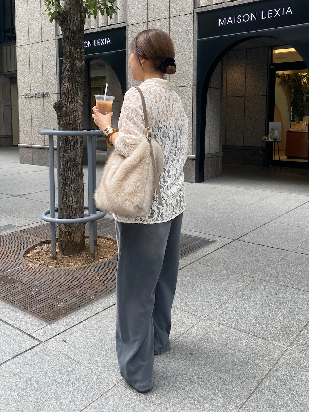 ホワイト系のシャツ/ブラウス、ブラック系のその他パンツ、ホワイト系のショルダーバッグを着用したレディースの秋コーディネートの2枚目の写真