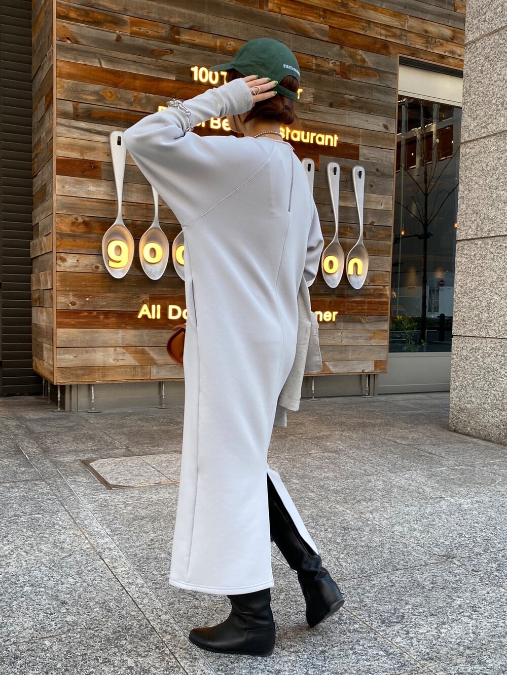 グレー系のテーラードジャケット、グレー系のワンピース、ブラウン系のショルダーバッグを着用したレディースの冬コーディネートの5枚目の写真