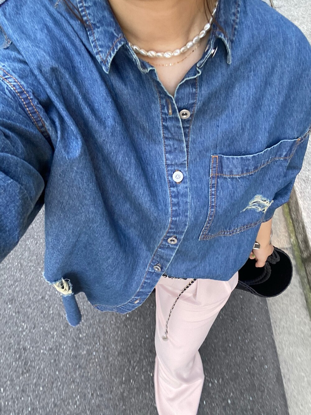 ブルー系のシャツ/ブラウス、ピンク系のスラックス、シルバー系のベルトを着用したレディースの夏コーディネートの7枚目の写真