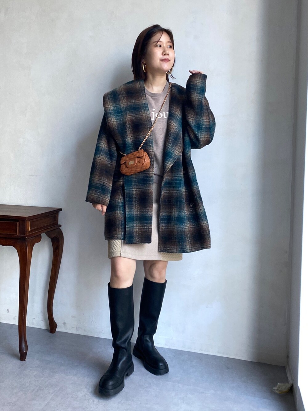 グリーン系のその他アウター、ベージュ系のニット/セーター、イエロー系のショルダーバッグを着用したレディースの秋コーディネートの2枚目の写真