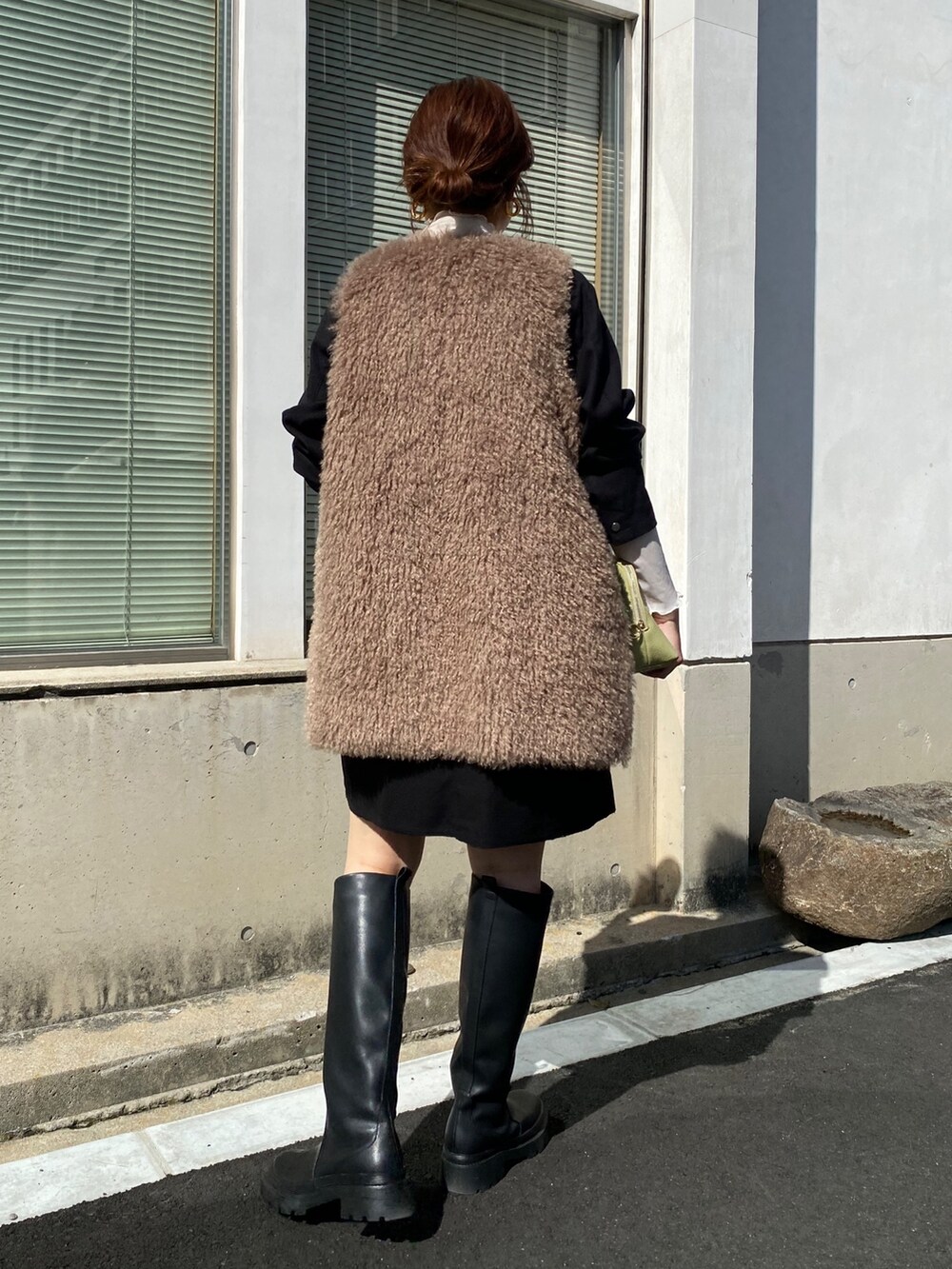 ベージュ系のベスト、ブラック系のワンピース、ブラック系のその他シューズを着用したレディースの秋コーディネートの4枚目の写真