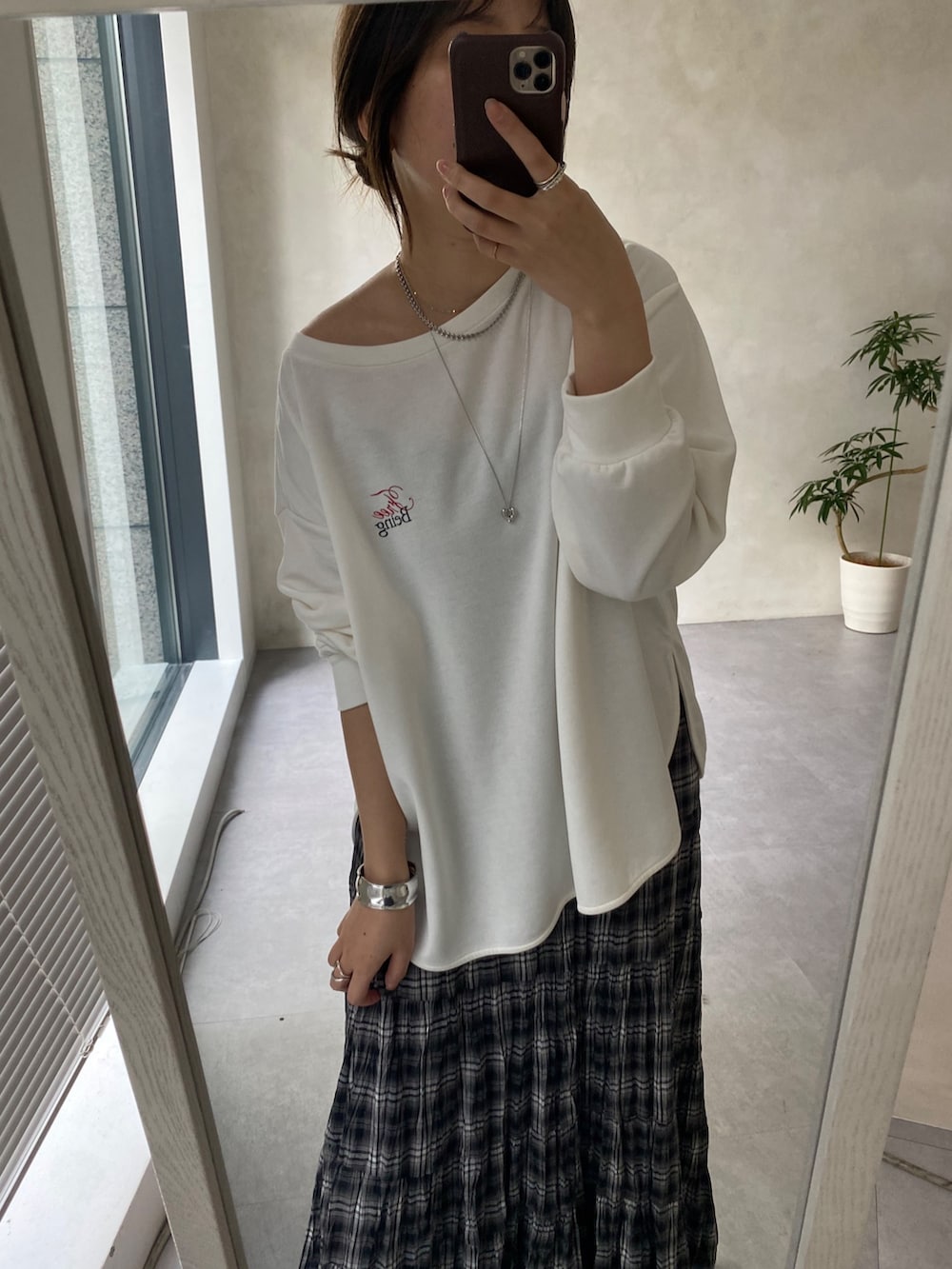 ブラック系のその他アウター、ホワイト系のTシャツ/カットソー、ブラック系のスカートを着用したレディースの春コーディネートの7枚目の写真