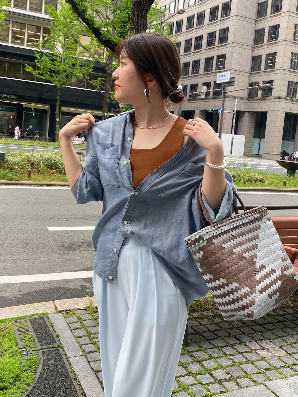 ブルー系のシャツ/ブラウス、ブラウン系のタンクトップ、ブルー系のスラックスを着用したレディースの春コーディネートの7枚目の写真