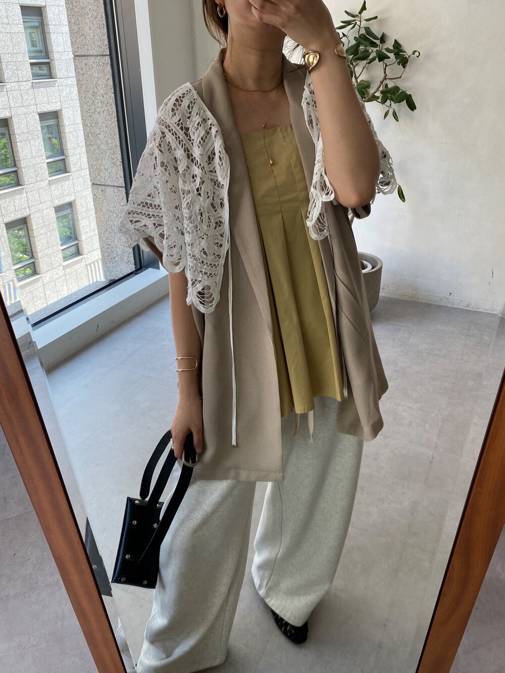 ベージュ系のシャツ/ブラウス、ベージュ系のその他パンツ、イエロー系のショルダーバッグを着用したレディースの夏コーディネートの6枚目の写真