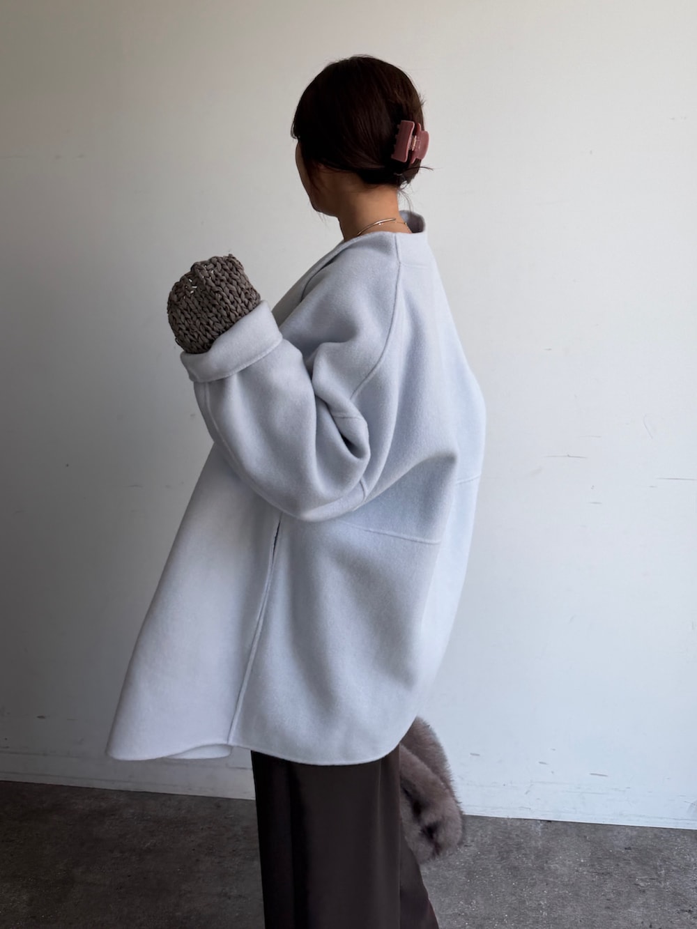 ブルー系のその他アウター、グレー系のニット/セーター、ホワイト系のシャツ/ブラウスを着用したレディースの秋コーディネートの2枚目の写真