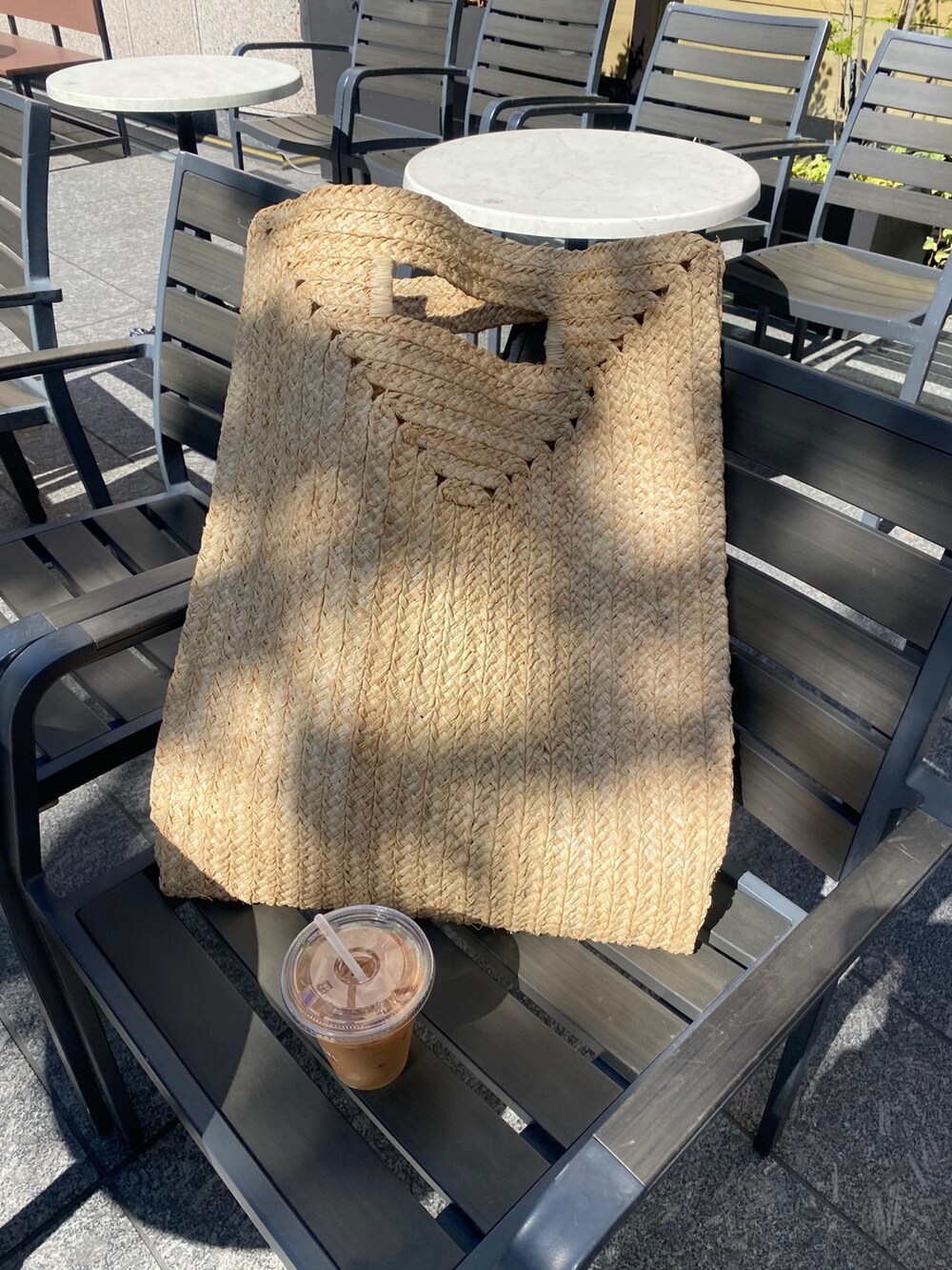 ブラック系のシャツ/ブラウス、ピンク系のスラックス、シルバー系のベルトを着用したレディースの夏コーディネートの3枚目の写真