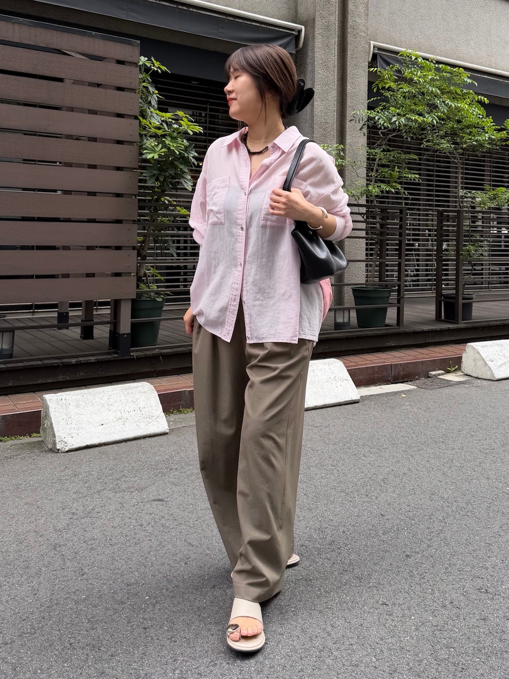 ピンク系のシャツ/ブラウス、グリーン系のその他パンツ、ホワイト系のサンダルを着用したレディースの春コーディネートの5枚目の写真