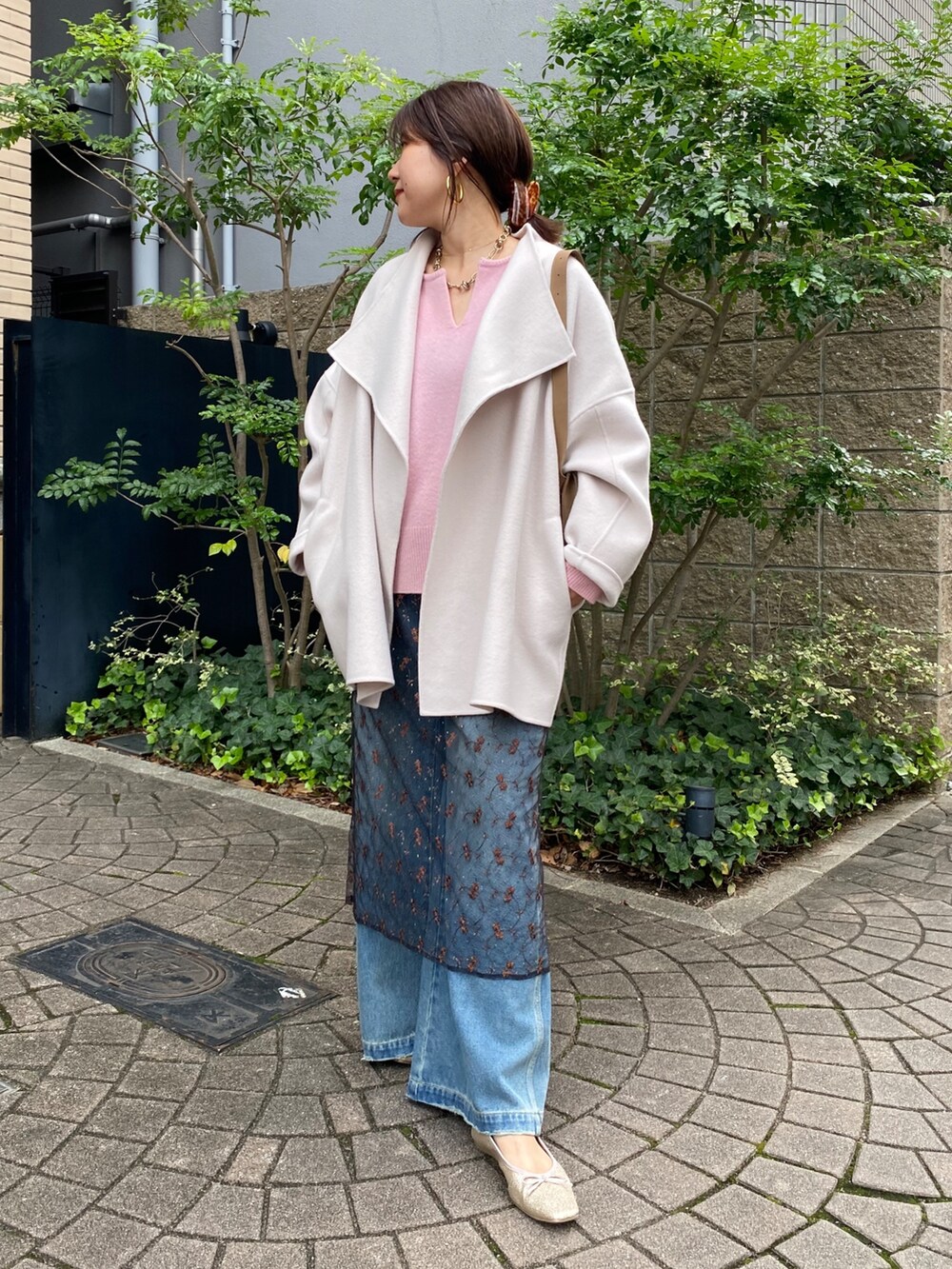 ホワイト系のその他アウター、ピンク系のニット/セーター、ブラック系のスカートを着用したレディースの冬コーディネートの10枚目の写真