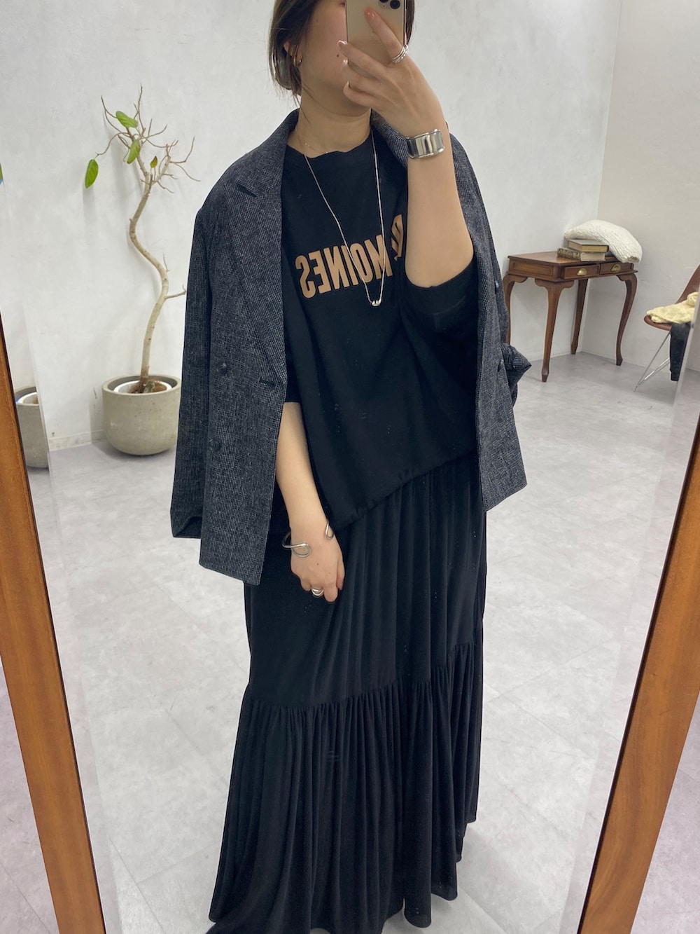 ブラック系のスウェット、ブラック系のスカート、ブラック系のテーラードジャケットを着用したレディースの冬コーディネートの3枚目の写真