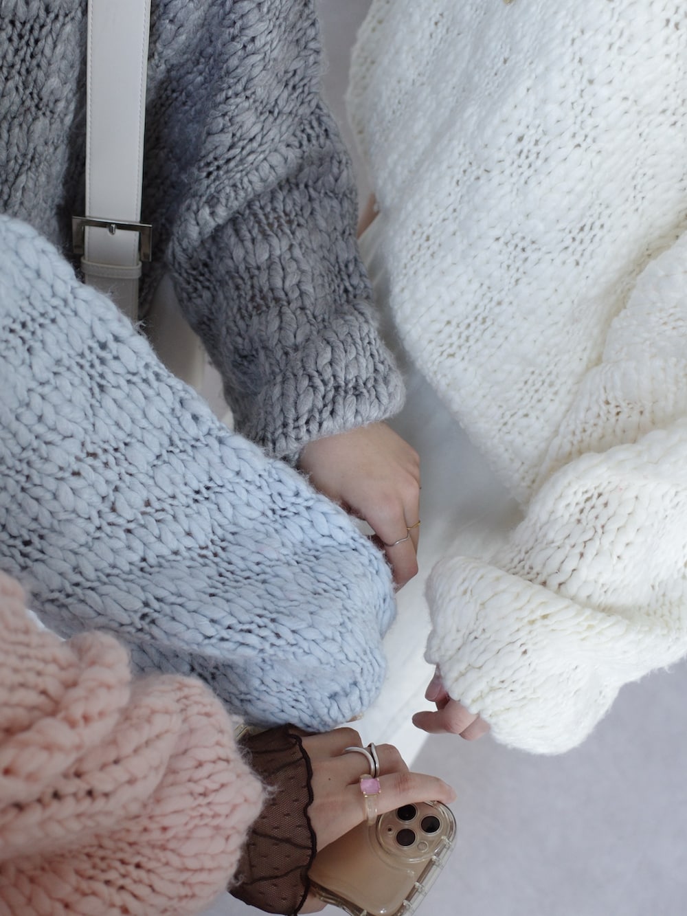 ピンク系のニット/セーター、ブラウン系のTシャツ/カットソー、ベージュ系のその他パンツを着用したレディースの冬コーディネートの3枚目の写真