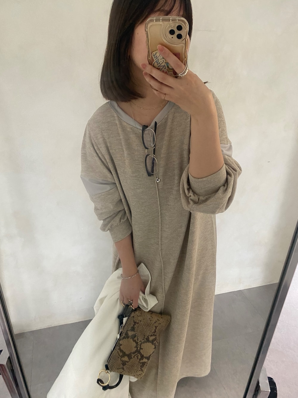 ホワイト系のシャツ/ブラウス、ベージュ系のワンピース、ブラック系のサンダルを着用したレディースの春コーディネートの4枚目の写真