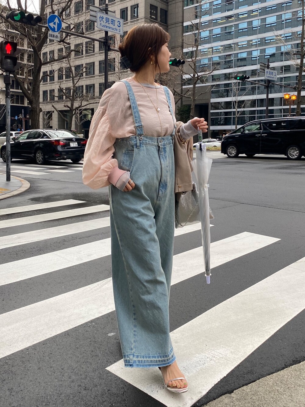 ピンク系のシャツ/ブラウス、ホワイト系のTシャツ/カットソー、ブラック系のサロペット/オーバーオールを着用したレディースの冬コーディネートの4枚目の写真