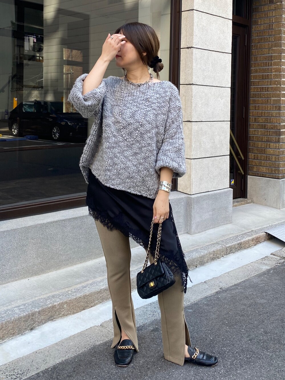 グレー系のその他アウター、ベージュ系のその他パンツ、ブラック系のショルダーバッグを着用したレディースの秋コーディネートの4枚目の写真