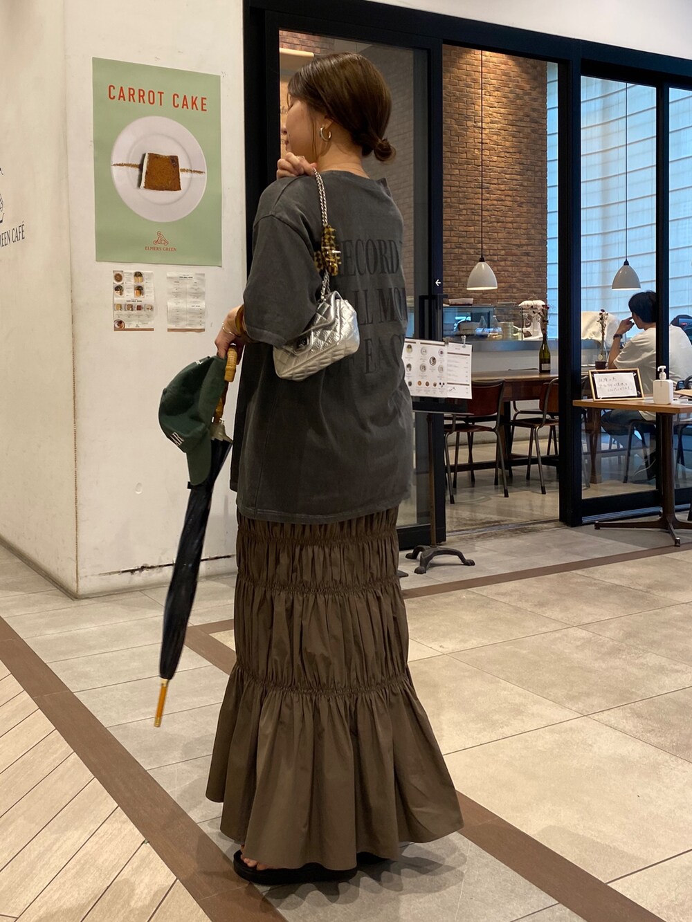グレー系のTシャツ/カットソー、ブラウン系のスカートを着用したレディースの夏コーディネートの4枚目の写真