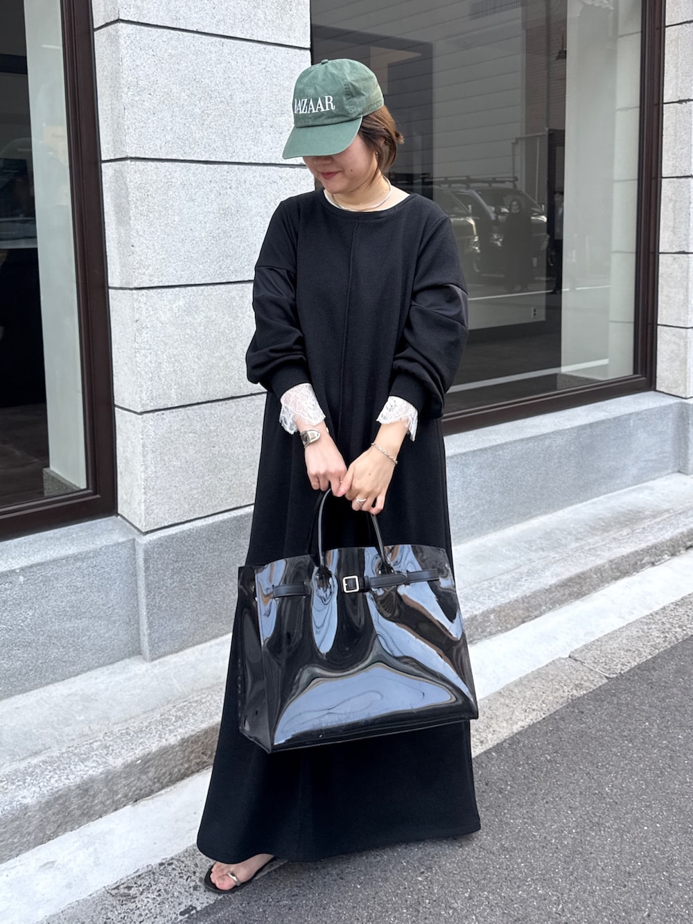 ホワイト系のTシャツ/カットソー、ブラック系のワンピースを着用したレディースの冬コーディネートの2枚目の写真