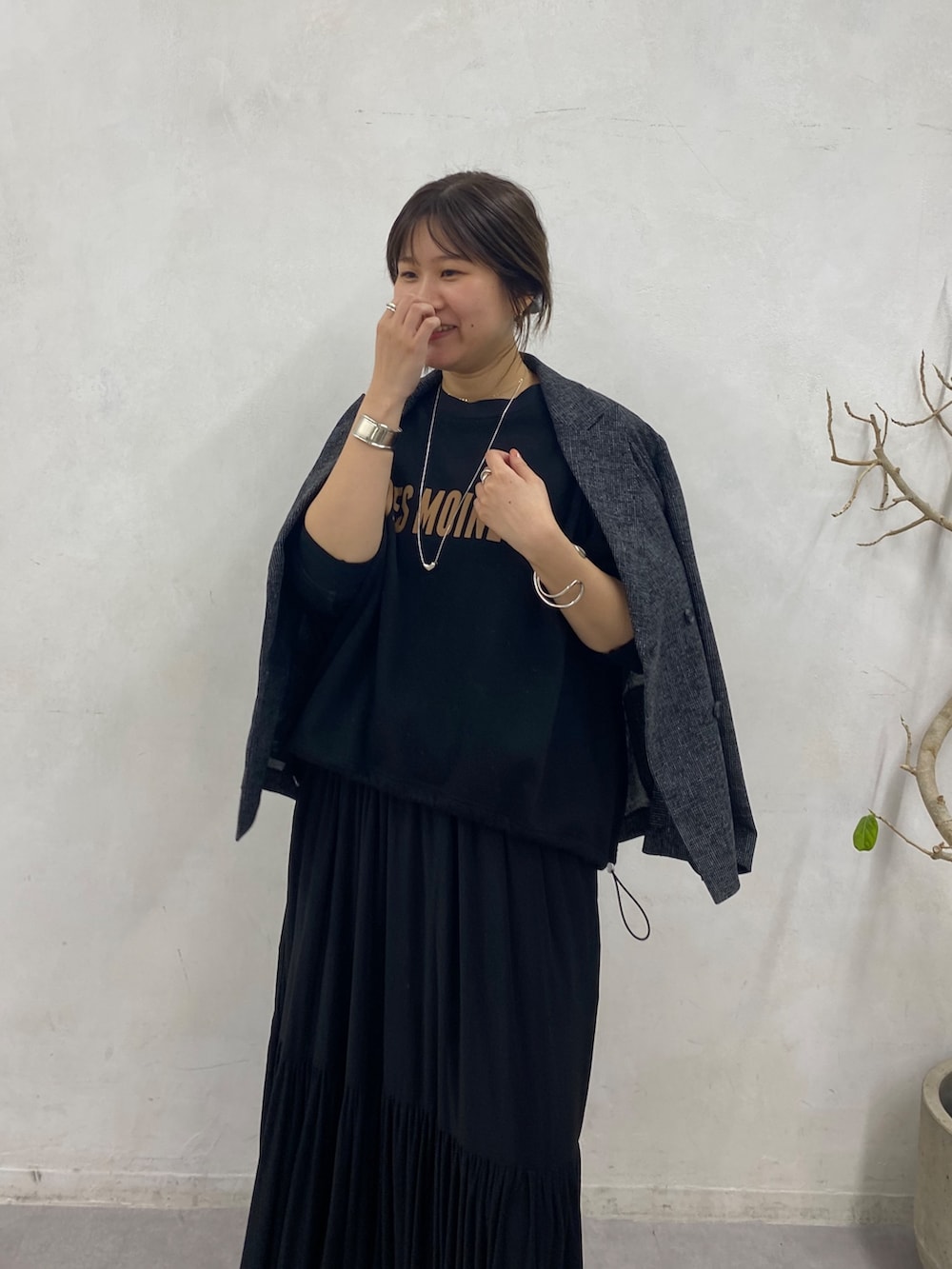 ブラック系のスウェット、ブラック系のスカート、ブラック系のテーラードジャケットを着用したレディースの冬コーディネートの4枚目の写真