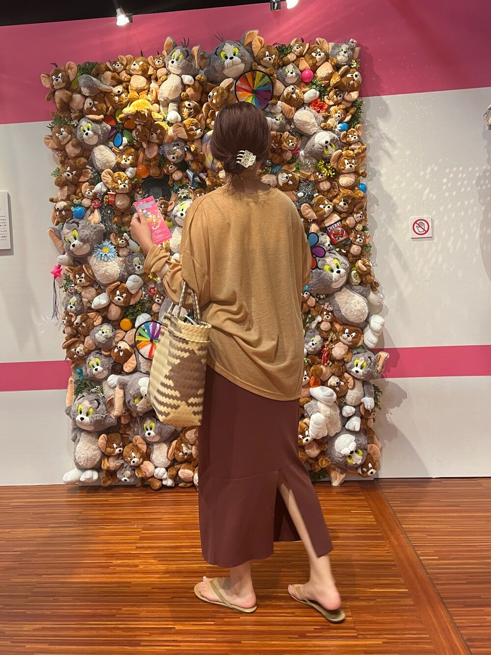 イエロー系のTシャツ/カットソー、ブラウン系のスカートを着用したレディースの夏コーディネートの4枚目の写真