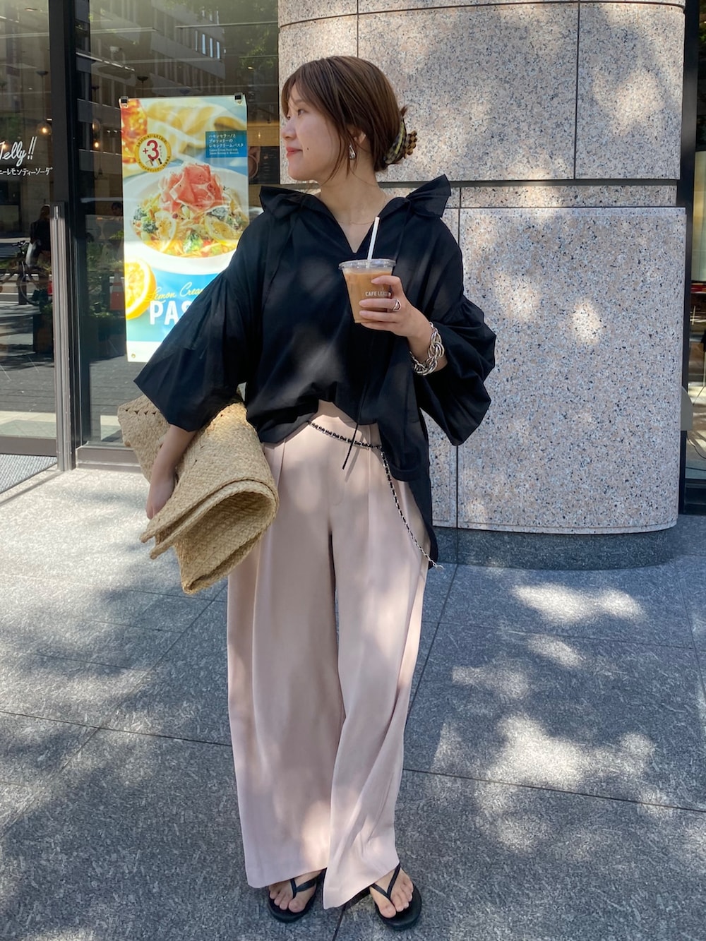 ブラック系のシャツ/ブラウス、ピンク系のスラックス、シルバー系のベルトを着用したレディースの夏コーディネートの2枚目の写真