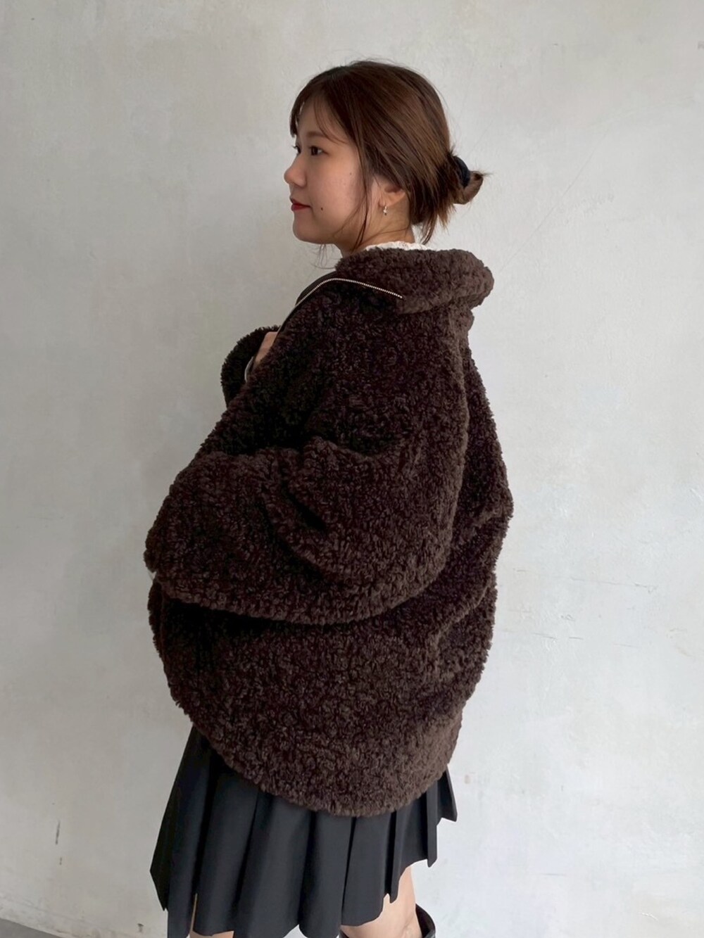 ブラウン系のその他アウター、ホワイト系のシャツ/ブラウス、ブラック系のスカートを着用したレディースの冬コーディネートの3枚目の写真