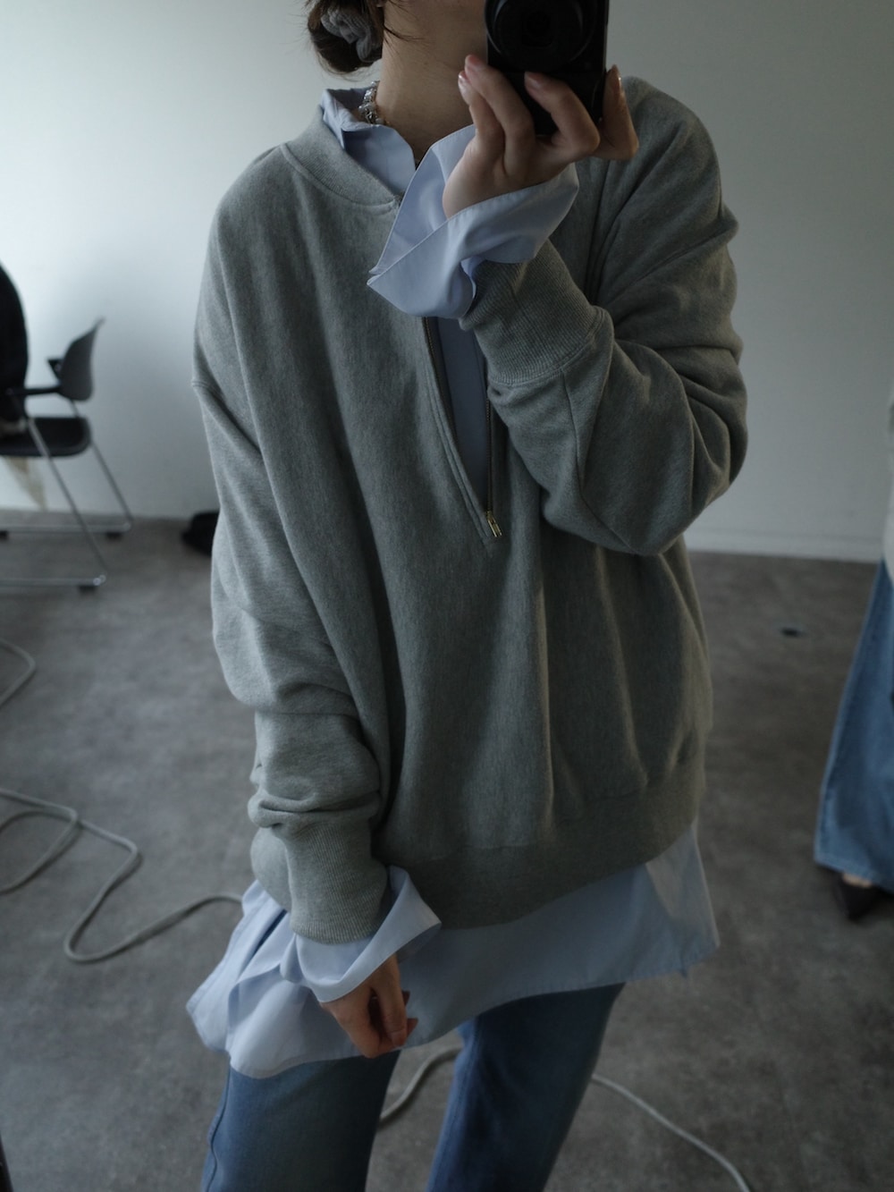 ブルー系のシャツ/ブラウス、ブルー系のデニムパンツ、グレー系のスウェットを着用したレディースの冬コーディネートの10枚目の写真