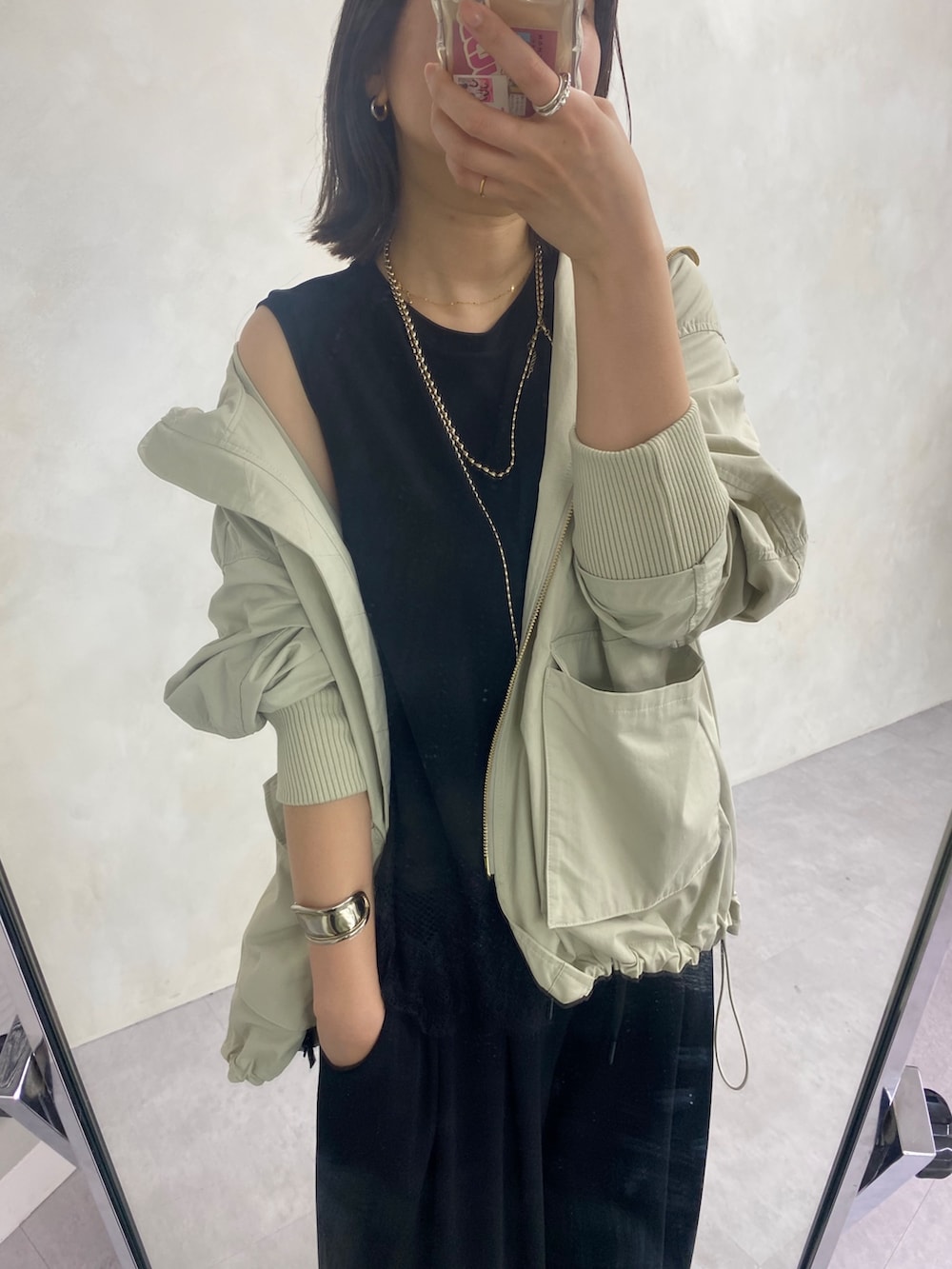 ベージュ系のその他アウター、ブラック系のTシャツ/カットソー、ブラック系のその他パンツを着用したレディースの春コーディネートの2枚目の写真