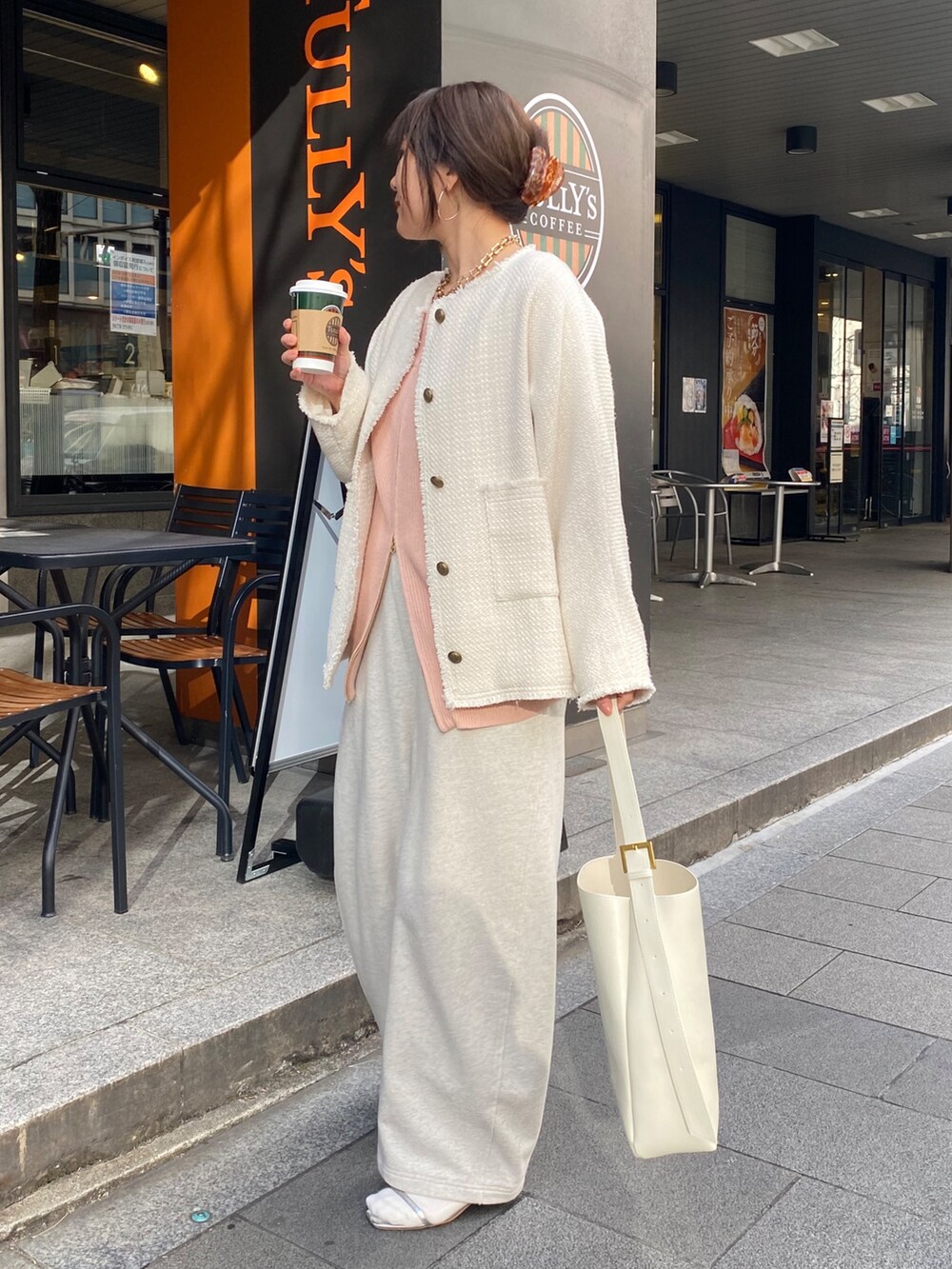 ホワイト系のその他アウター、ピンク系のニット/セーター、ベージュ系のその他パンツを着用したレディースの冬コーディネートの2枚目の写真