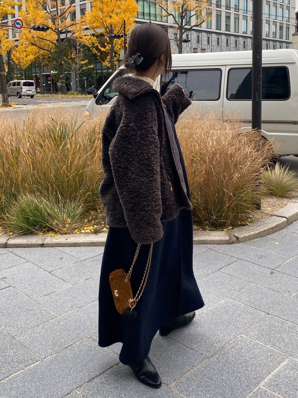 グレー系のその他アウター、ブルー系のワンピース、ホワイト系のシャツ/ブラウスを着用したレディースの冬コーディネートの10枚目の写真