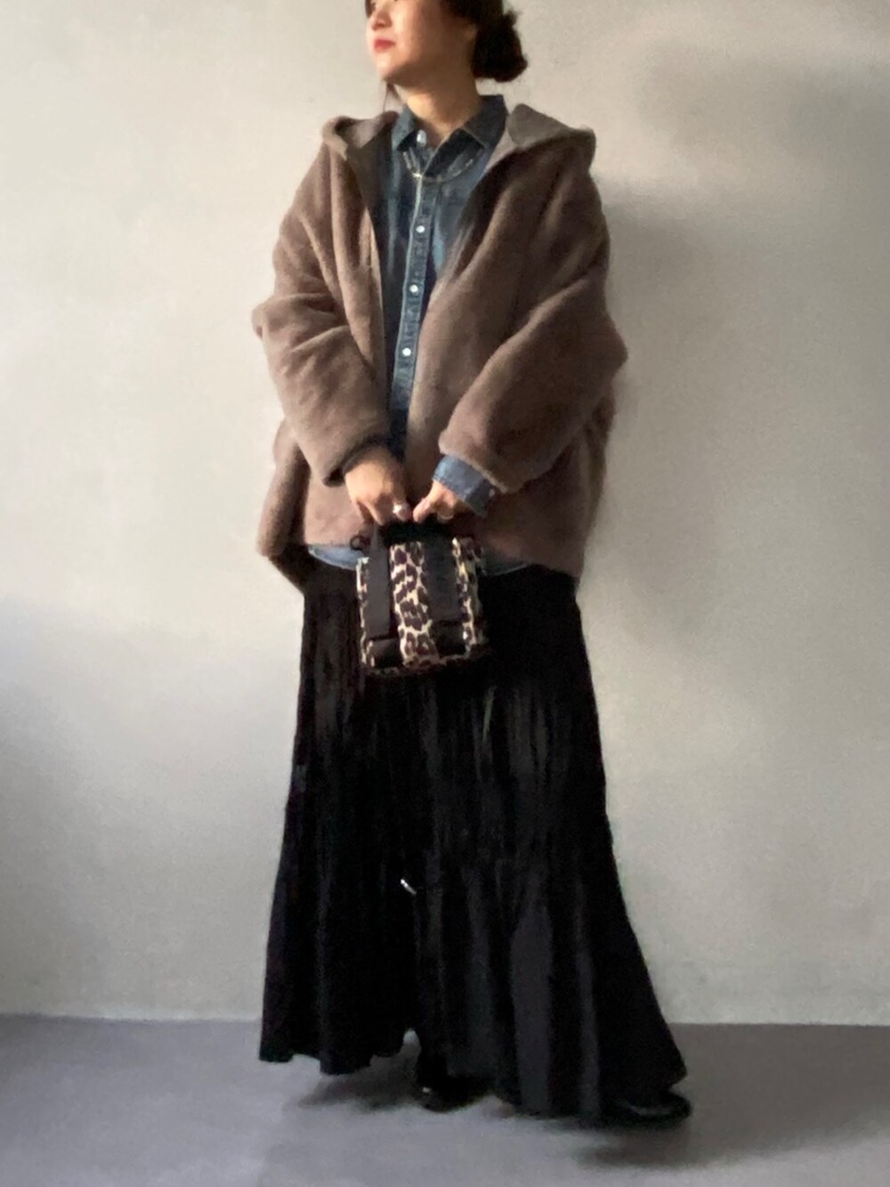 グレー系のムートンコート、ブルー系のシャツ/ブラウス、ブラック系のスカートを着用したレディースの冬コーディネートの8枚目の写真