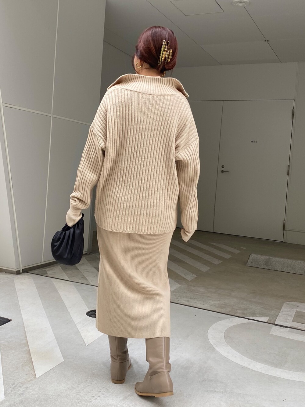 ベージュ系のワンピース、ベージュ系のブーツ、シルバー系のネックレスを着用したレディースの秋コーディネートの6枚目の写真