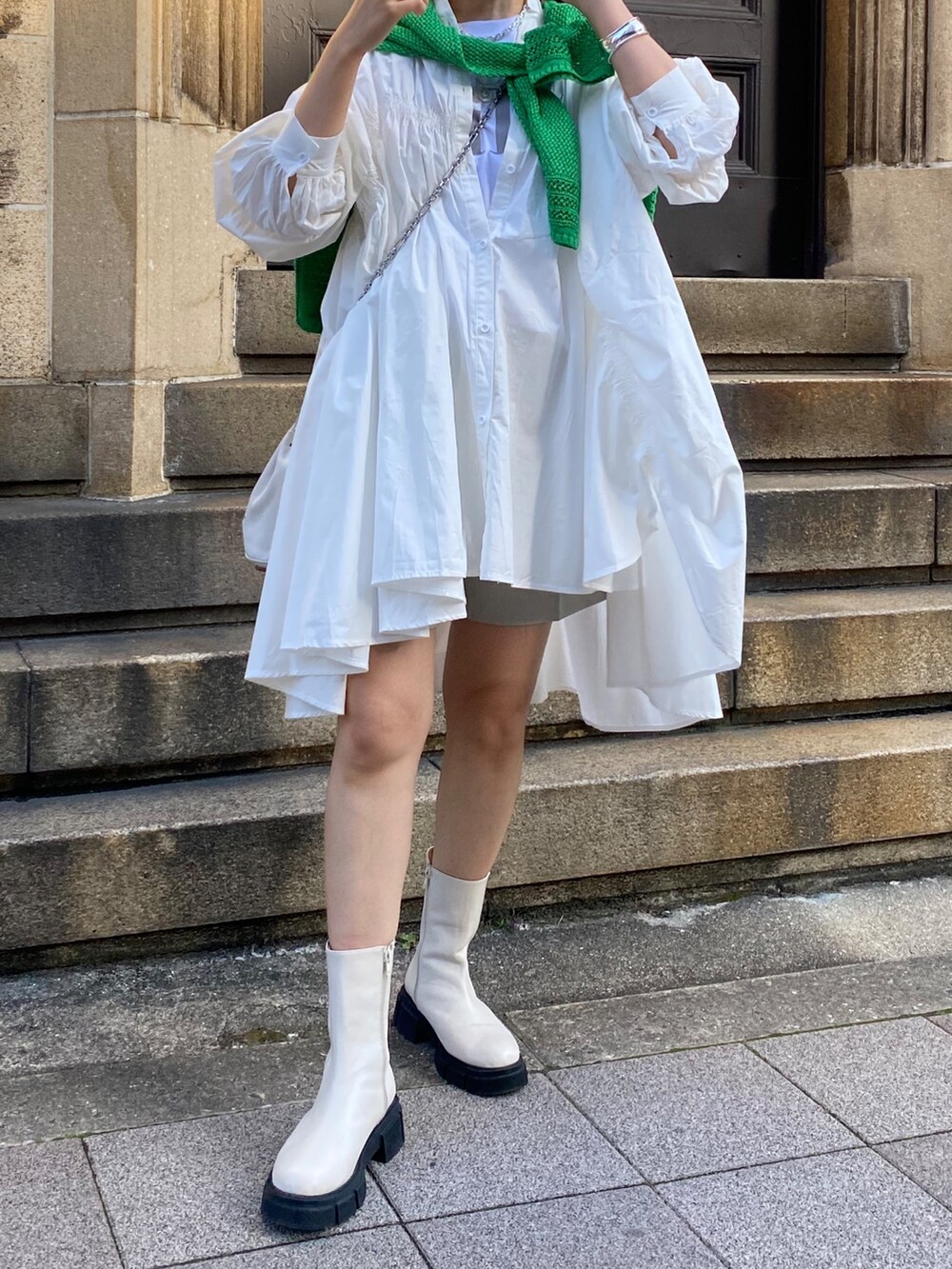 ホワイト系のワンピース/ドレス、グレー系のTシャツ/カットソー、グリーン系のニット/セーターを着用したレディースの春コーディネートの2枚目の写真