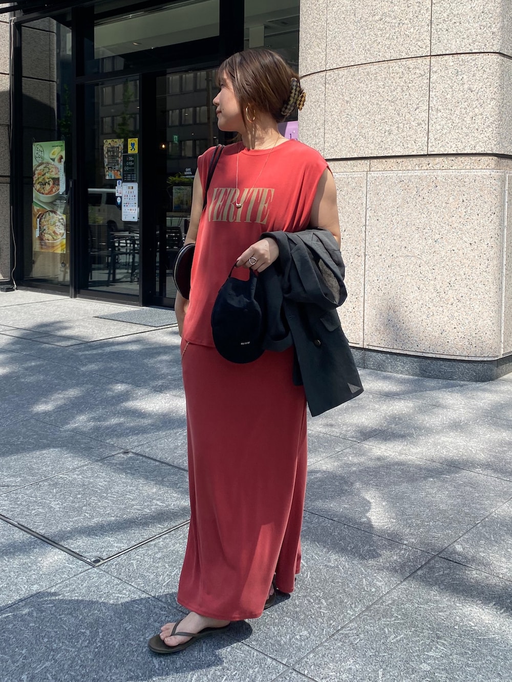 グレー系のテーラードジャケット、レッド系のTシャツ/カットソー、ブラック系のショルダーバッグを着用したレディースの春コーディネートの8枚目の写真