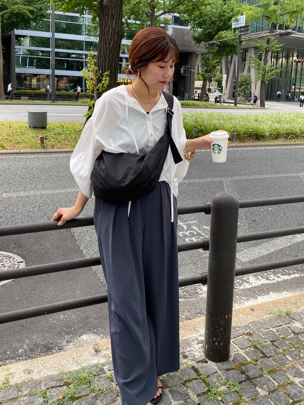 ホワイト系のシャツ/ブラウス、グレー系のスラックス、シルバー系のサンダルを着用したレディースの夏コーディネートの7枚目の写真